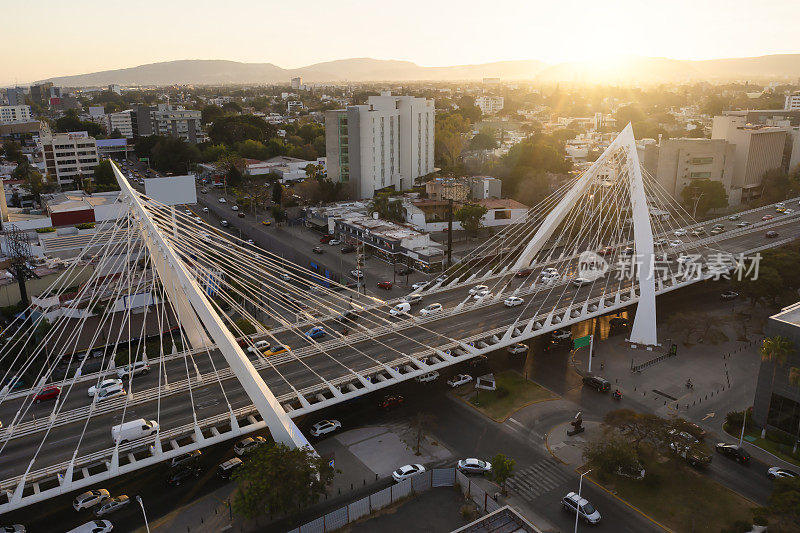 鸟瞰位于哈利斯科州瓜达拉哈拉的Matute Remus大桥。
